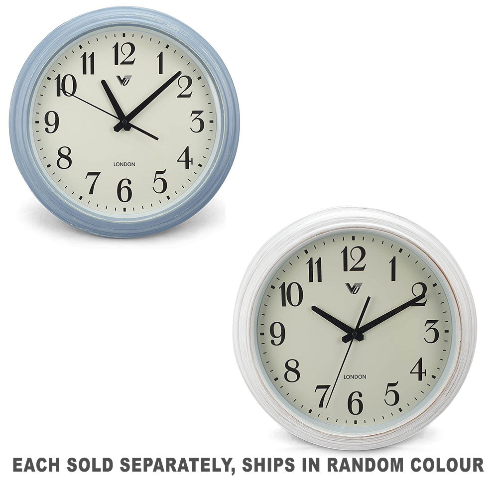 Modern gestaltete Wanduhr im Wohnstil